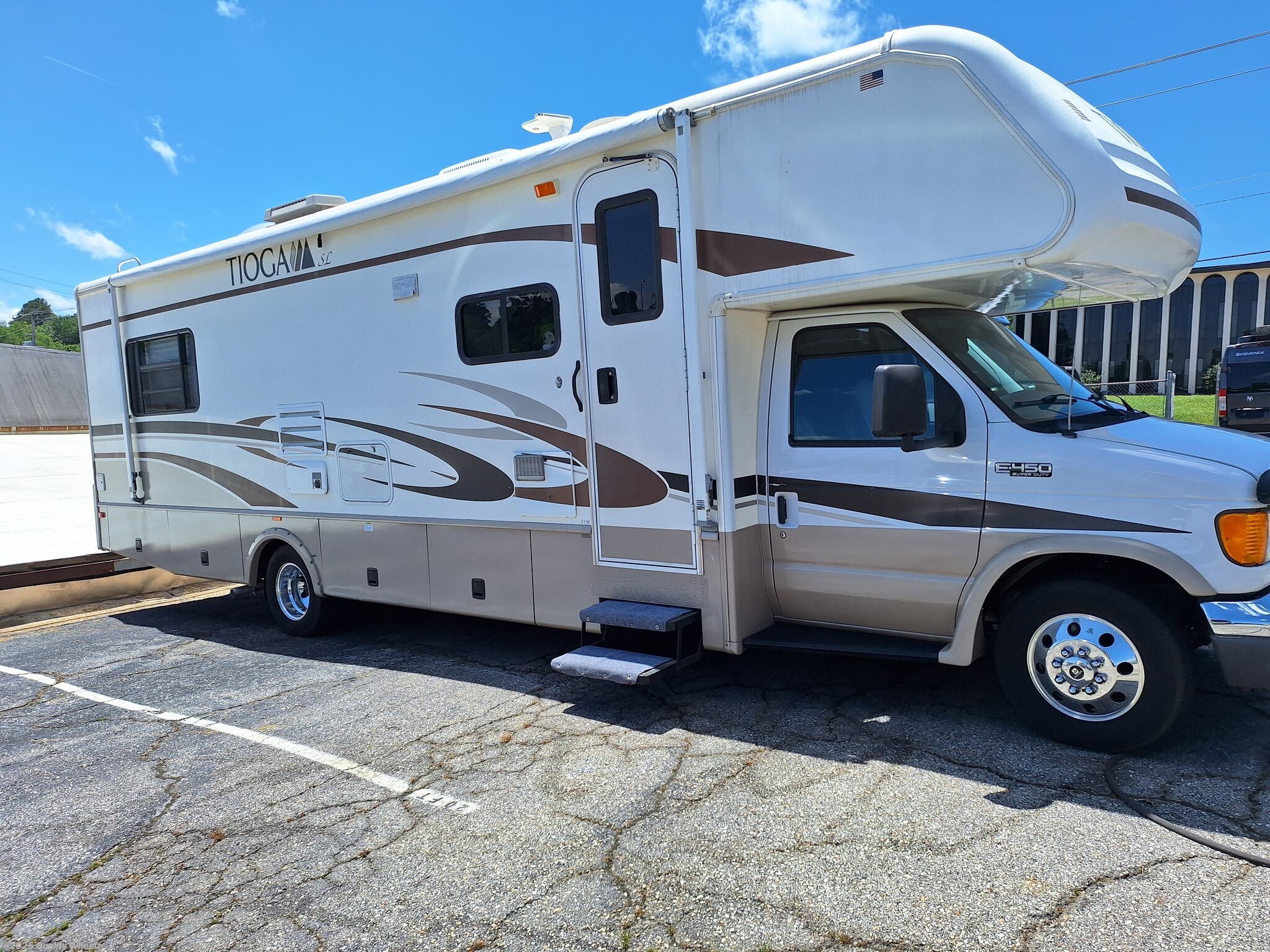 Call now about this 2005 Fleetwood Tioga ! 2005 Fleetwood Tioga - New Class C For Sale by Quality Wheelz in Hot Springs, Arkansas features Skylight, Battery Charger, Ladder, Queen Bed, Medicine Cabinet