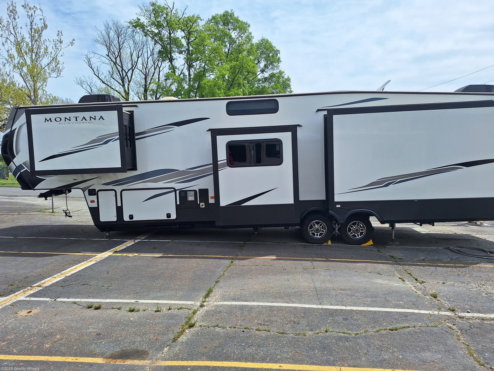 Call now about this 2022 Keystone Montana High Country 385BR! 2022 Keystone Montana High Country 385BR - Used Fifth Wheel For Sale by Quality Wheelz in Hot Springs, Arkansas features Skylight, Generator, Awning, Ladder, TV