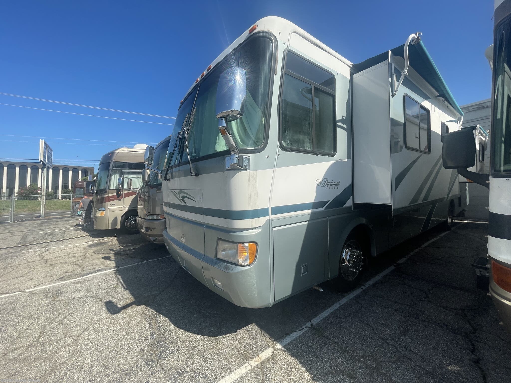 Call now about this 2002 Monaco RV Diplomat 40PBD! 2002 Monaco RV Diplomat 40PBD - New Class A For Sale by Quality Wheelz in Hot Springs, Arkansas features Queen Bed, Toilet, Awning, Leveling Jacks, Roof Vents