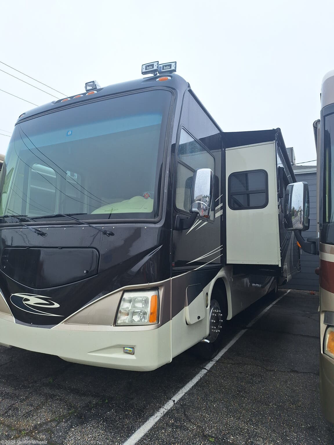 Call now about this 2009 Damon Essence 40A! 2009 Damon Essence 40A - Used Class A For Sale by Quality Wheelz in Hot Springs, Arkansas features Generator, Spare Tire Kit, Slide-out Awning, CO Detector, Smoke Detector