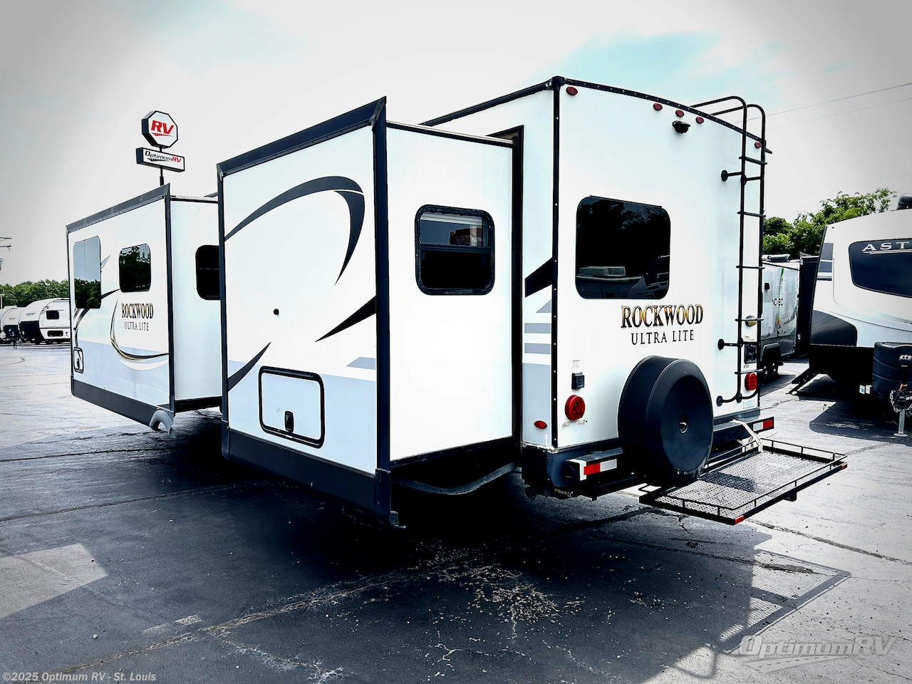 Call now about this 2020 Forest River Rockwood Ultra Lite 2608BS! 2020 Forest River Rockwood Ultra Lite 2608BS - Used Travel Trailer For Sale by Optimum RV - St. Louis in Festus, Missouri features Slideout, Awning