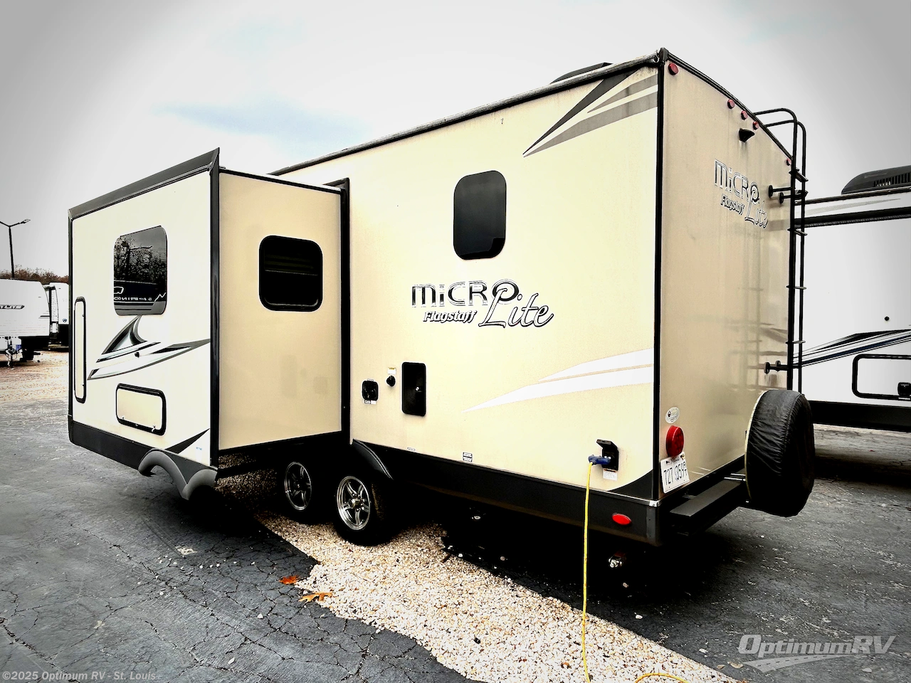 Call now about this 2020 Forest River Flagstaff Micro Lite 25BRDS! 2020 Forest River Flagstaff Micro Lite 25BRDS - Used Travel Trailer For Sale by Optimum RV - St. Louis in Festus, Missouri features Slideout, Awning