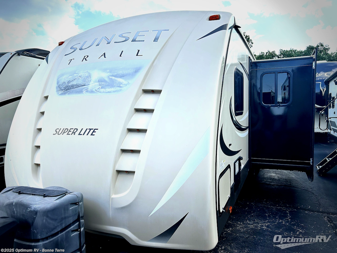 Call now about this 2017 CrossRoads Sunset Trail Super Lite ST250RB! 2017 CrossRoads Sunset Trail Super Lite ST250RB - Used Travel Trailer For Sale by Optimum RV - Bonne Terre in Bonne Terre, Missouri features Slideout