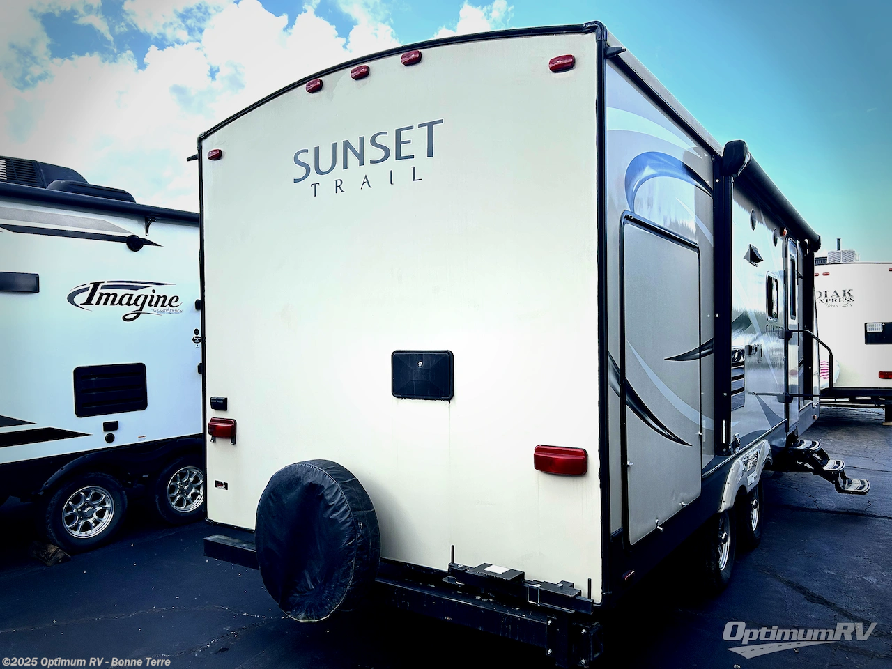 Contact us now about this 2017 CrossRoads Sunset Trail Super Lite ST250RB! 2017 Sunset Trail Super Lite ST250RB by CrossRoads from Optimum RV - Bonne Terre in Bonne Terre, Missouri