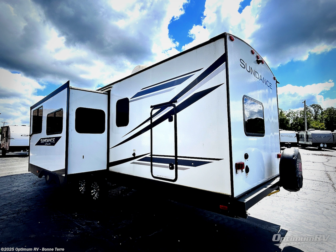 Call now about this 2022 Heartland Sundance Ultra Lite 326BH! 2022 Heartland Sundance Ultra Lite 326BH - Used Travel Trailer For Sale by Optimum RV - Bonne Terre in Bonne Terre, Missouri features Awning, Slideout