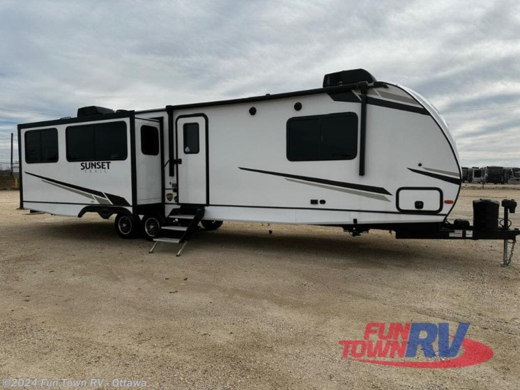 Used 2023 CrossRoads Sunset Trail SS330SI available in Ottawa, Kansas