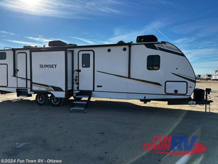 Used 2023 CrossRoads Sunset Trail SS331BH available in Ottawa, Kansas