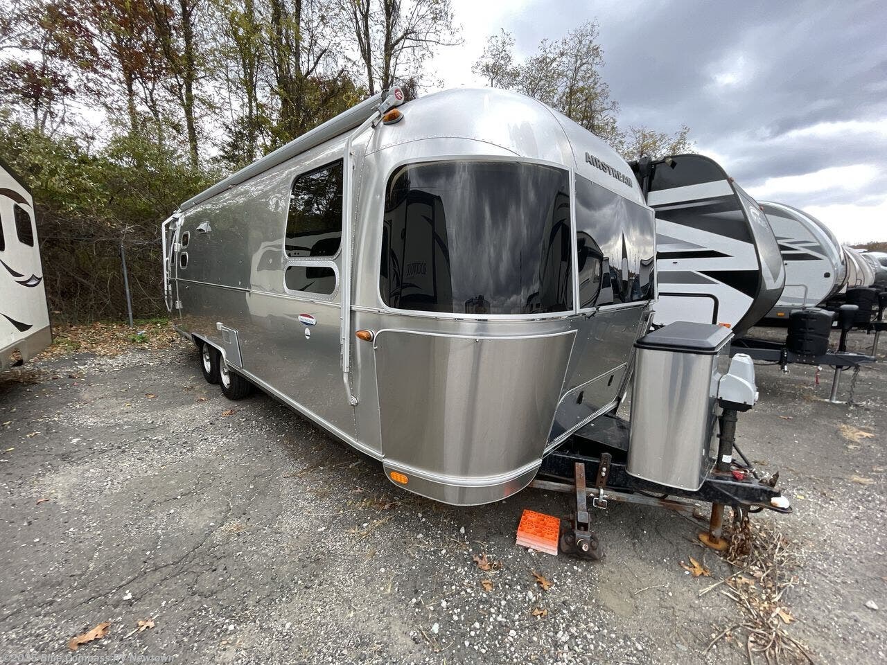 Contact us now about this 2018 Airstream International Serenity 27FB! 2018 International Serenity 27FB by Airstream from Blue Compass RV Newtown in Newtown, Connecticut