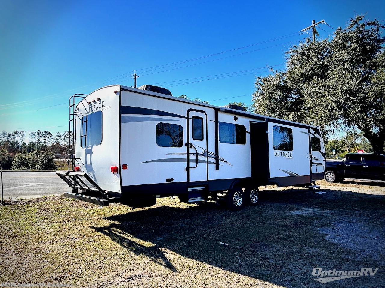 Call now about this 2017 Keystone Outback 332FK! 2017 Keystone Outback 332FK - Used Travel Trailer For Sale by Optimum RV - Tallahassee in Tallahassee, Florida features Slideout