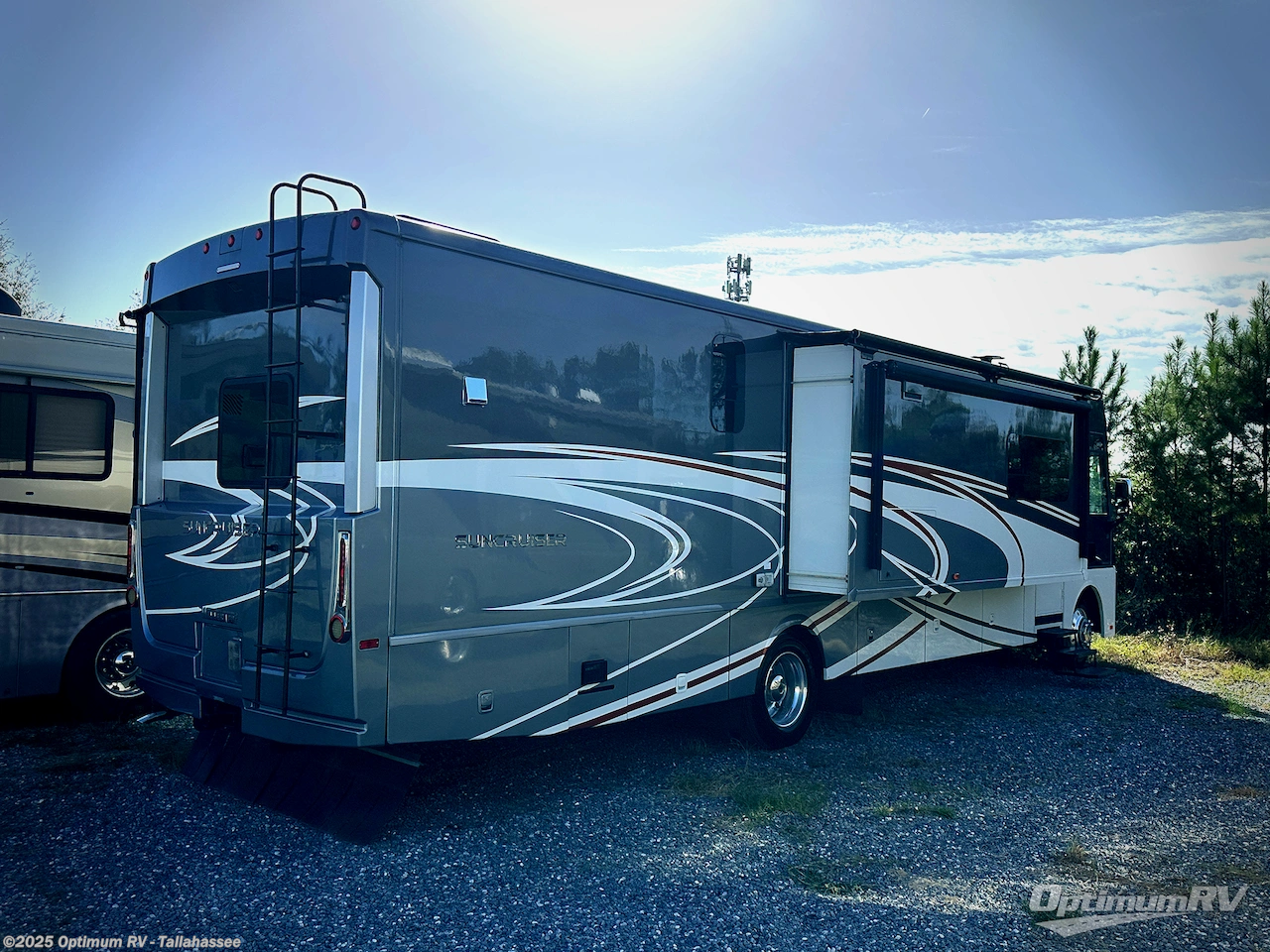 Call now about this 2016 Itasca Suncruiser 38Q! 2016 Itasca Suncruiser 38Q - Used Class A For Sale by Optimum RV - Tallahassee in Tallahassee, Florida features Slideout