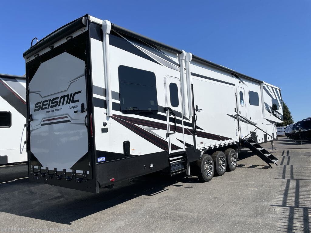 New 2025 Jayco Seismic Luxury Series 4113 available in Manteca, California