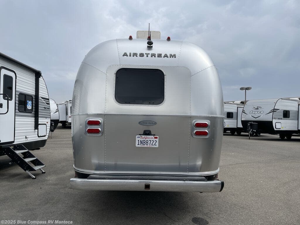 Contact us now about this 2017 Airstream Flying Cloud 23FB! 2017 Flying Cloud 23FB by Airstream from Blue Compass RV Manteca in Manteca, California