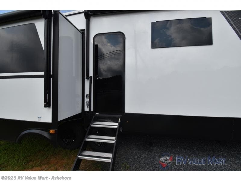 New 2026 East to West Ahara 383UR available in Franklinville, North Carolina