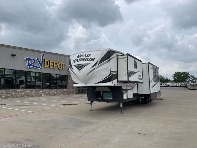 Used 2019 Heartland Road Warrior 427RW available in Cleburne, Texas