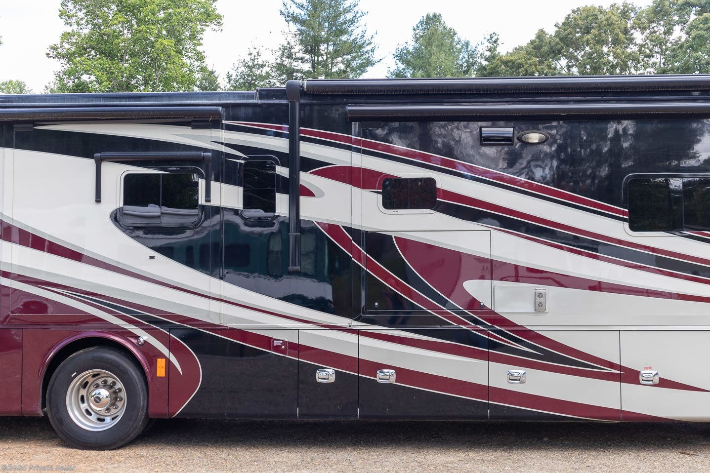 Call now about this 2014 Tiffin Phaeton 40 QBH! 2014 Tiffin Phaeton 40 QBH - Used Class A For Sale by For Sale By Owner in Bakersville, North Carolina features Full Body Paint, Air Assist Suspension, Washer, Oven, Booth Dinette