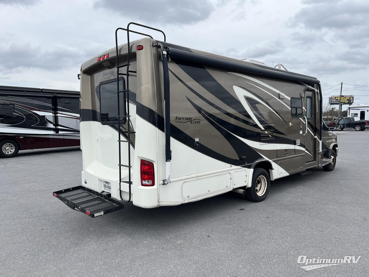 Call now about this 2011 Thor FREEDOM ELITE 26BE! 2011 Thor FREEDOM ELITE 26BE - Used Class C For Sale by Optimum RV - Harlingen in La Feria, Texas features Slideout