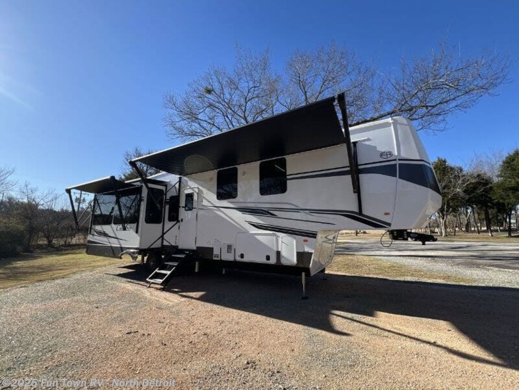 Email now about this 2025 Palomino Columbus 383RLH! New 2025 Palomino Columbus 383RLH available in North Branch, Michigan