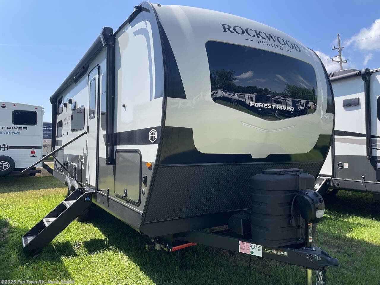 Call now about this 2026 Forest River Rockwood Mini Lite 2509S! 2026 Forest River Rockwood Mini Lite 2509S - New Travel Trailer For Sale by Fun Town RV - North Detroit in North Branch, Michigan