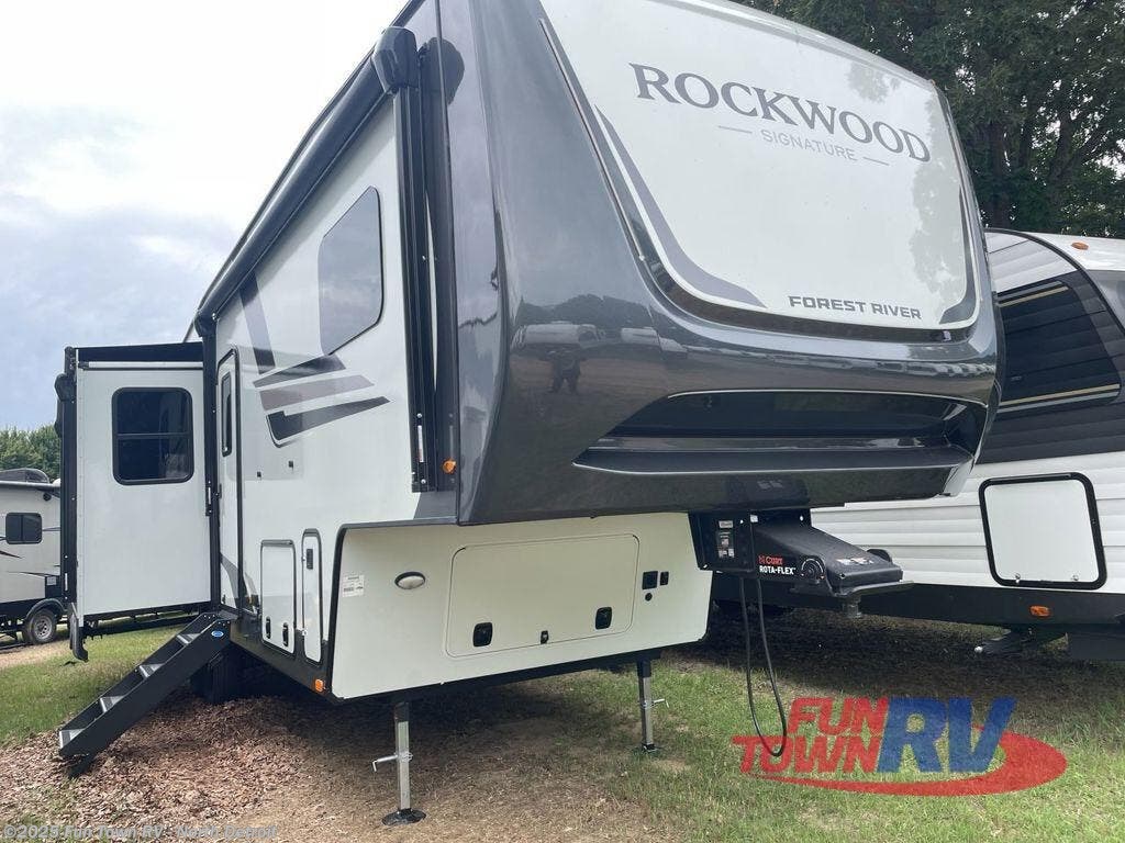 Contact us now about this 2026 Forest River Rockwood Signature R331RL! 2026 Rockwood Signature R331RL by Forest River from Fun Town RV - North Detroit in North Branch, Michigan