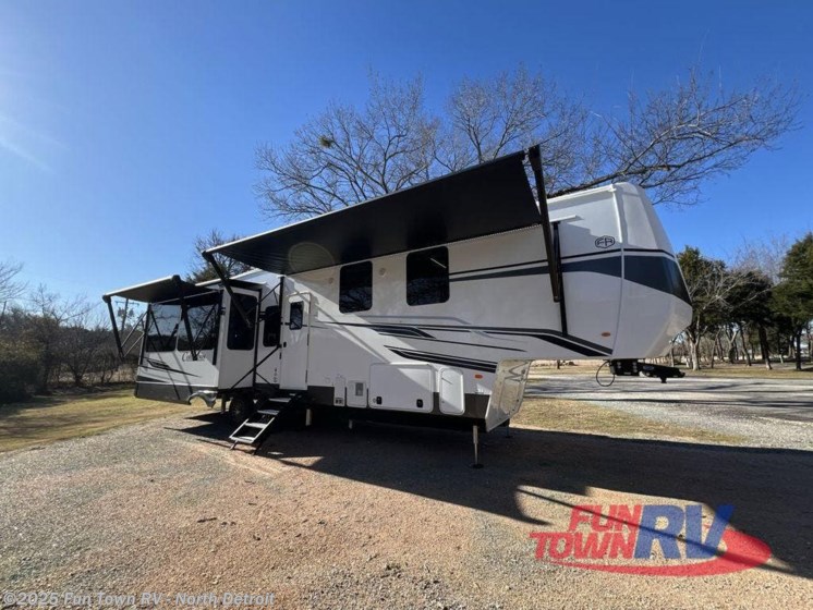 Email now about this 2025 Palomino Columbus 383RLH! New 2025 Palomino Columbus 383RLH available in North Branch, Michigan