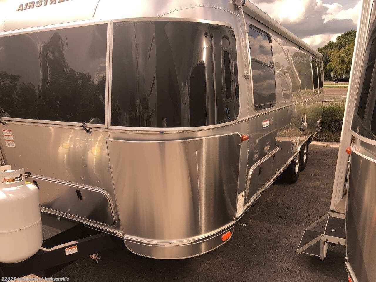 Contact us now about this 2026 Airstream International 27FB Twin! 2026 International 27FB Twin by Airstream from Airstream of Jacksonville in Jacksonville, Florida
