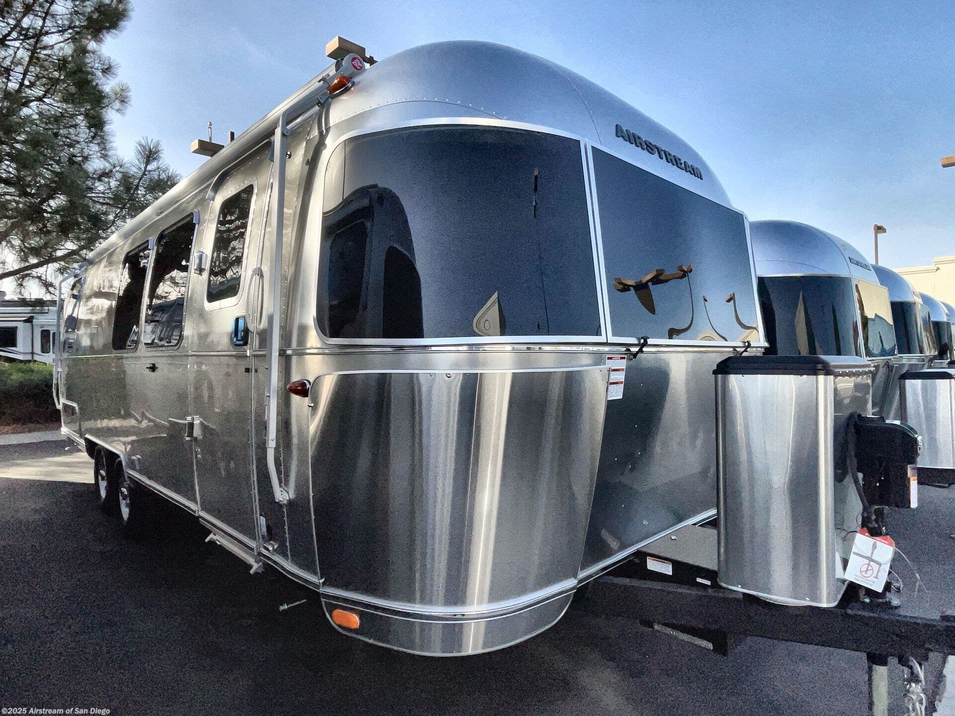 Contact us now about this 2025 Airstream Flying Cloud 28RB Twin! 2025 Flying Cloud 28RB Twin by Airstream from Airstream of San Diego in San Diego, California