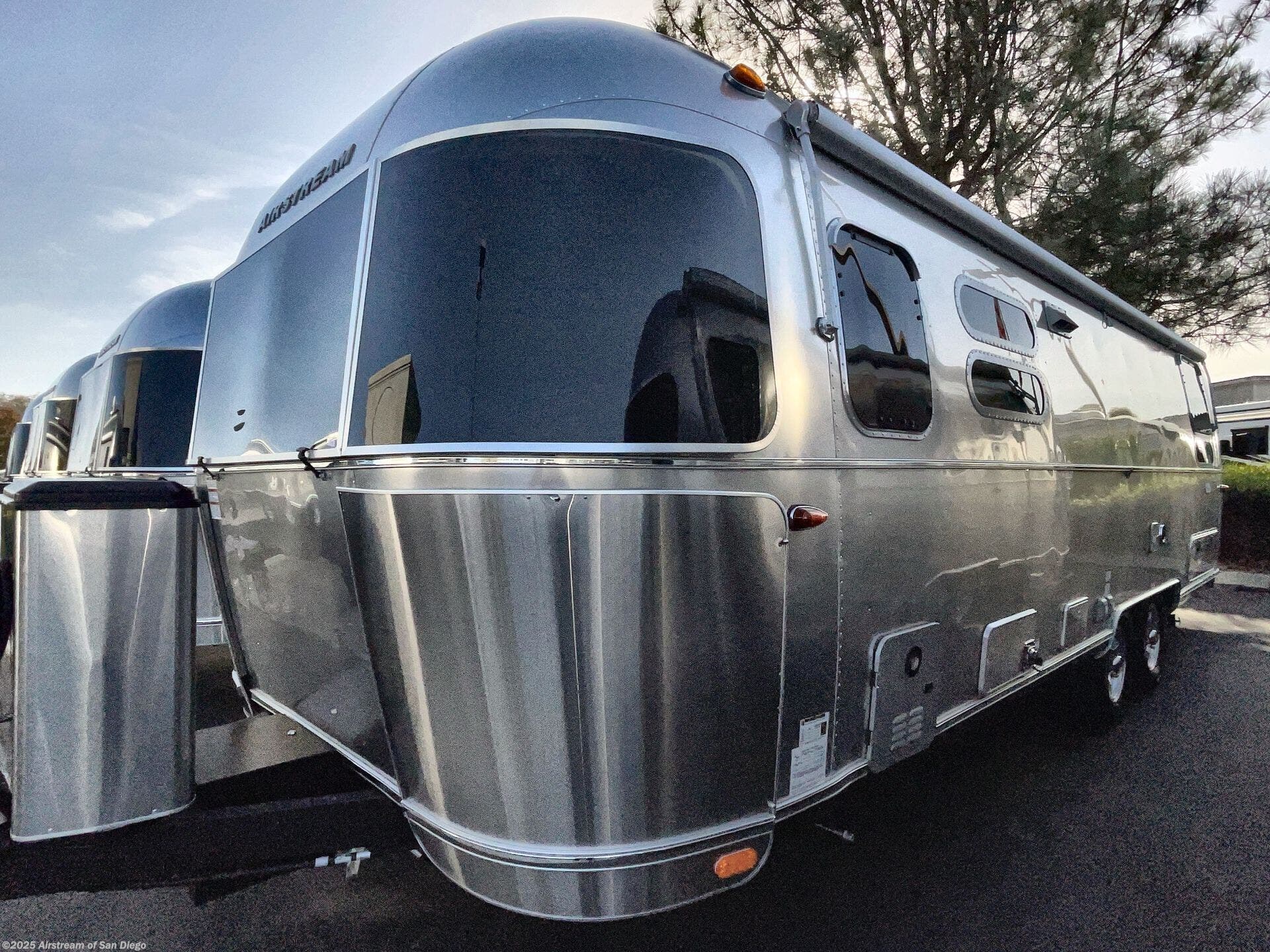 New 2025 Airstream Flying Cloud 28RB Twin available in San Diego, California
