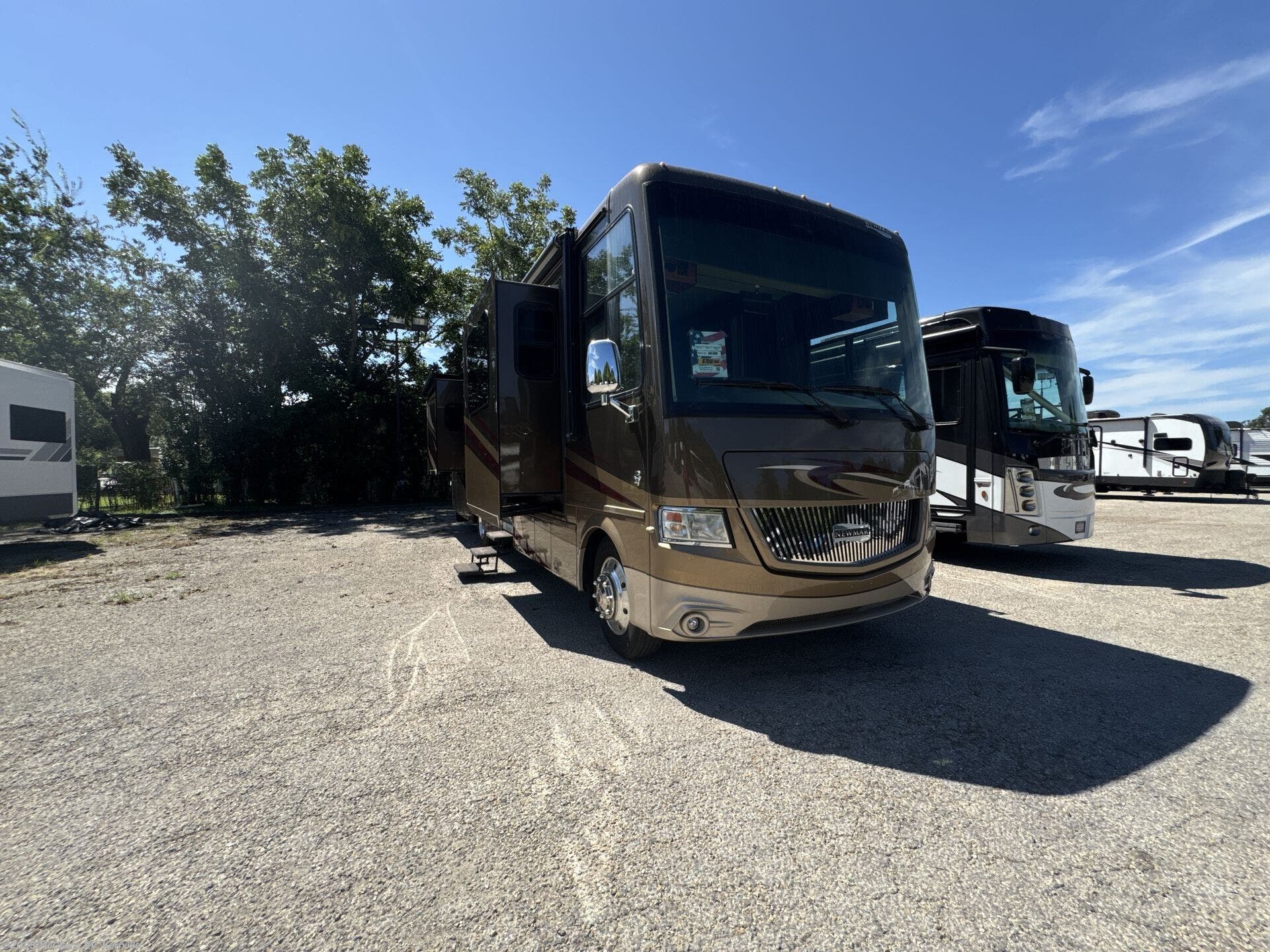 Email now about this 2015 Newmar Canyon Star 3612! FEATURE