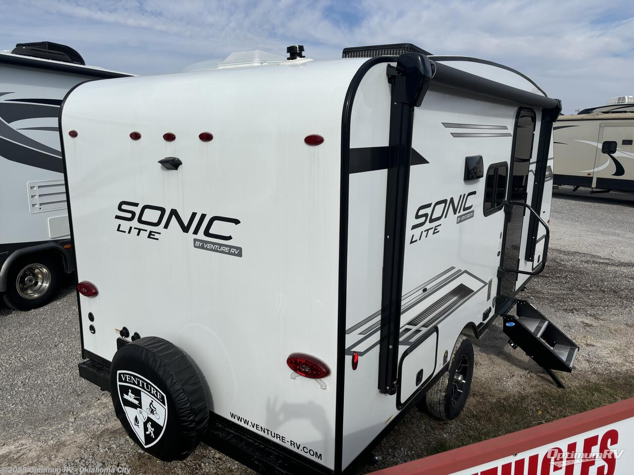Call now about this 2025 Venture RV Sonic Lite 150VRB! 2025 Venture RV Sonic Lite 150VRB - New Travel Trailer For Sale by Optimum RV - Oklahoma City in Moore, Oklahoma