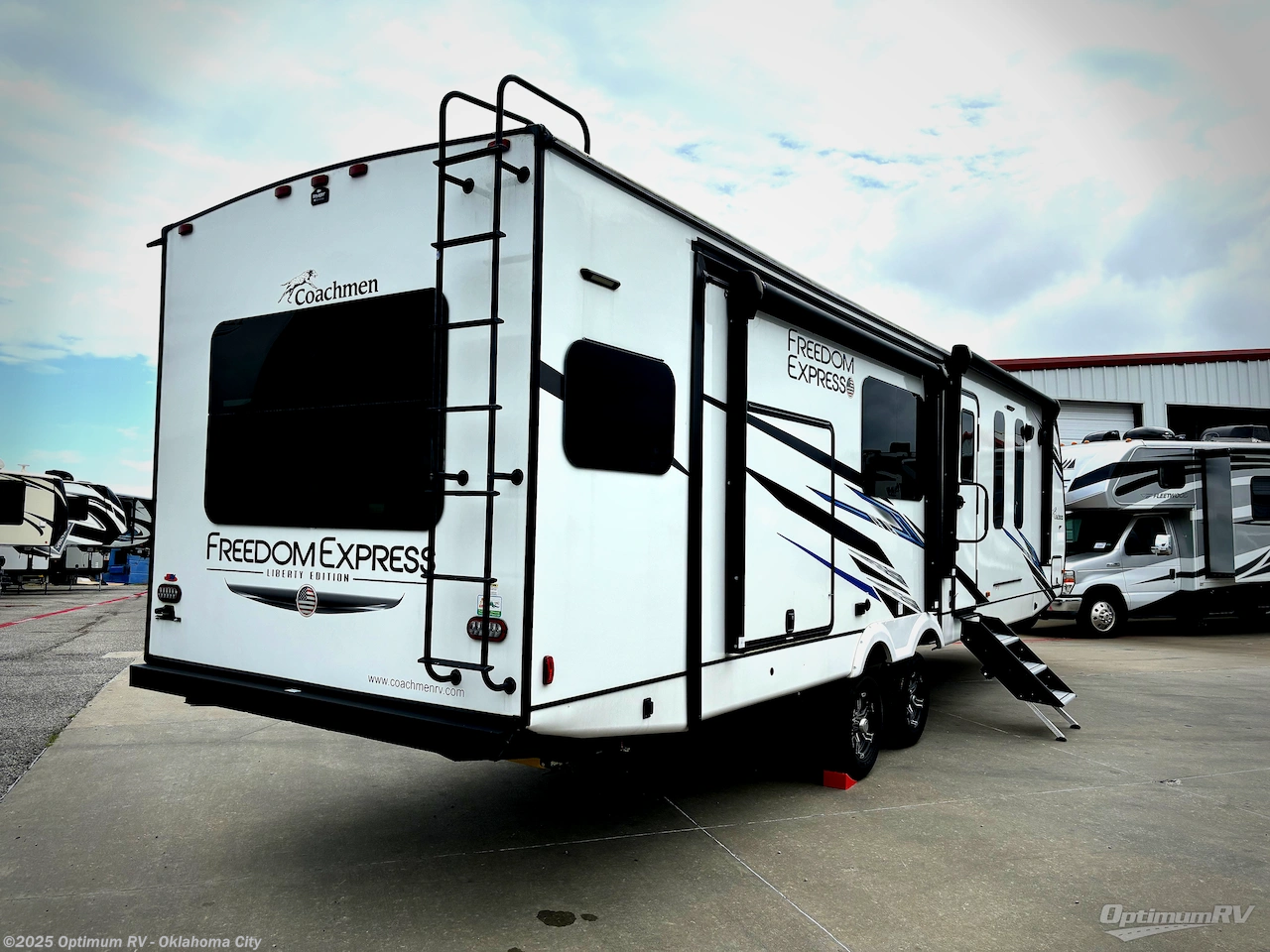 Call now about this 2023 Coachmen Freedom Express Liberty Edition 324RLDSLE! 2023 Coachmen Freedom Express Liberty Edition 324RLDSLE - Used Travel Trailer For Sale by Optimum RV - Oklahoma City in Moore, Oklahoma features Awning, Slideout