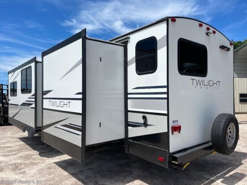 Contact us now about this 2022 Twilight RV Signature Twilight 3300! 2022 Signature Twilight 3300 by Twilight RV from Buddy's RV in Cleburne, Texas