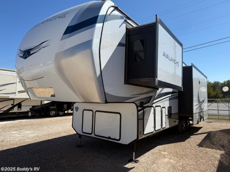 Call now about this 2022 Keystone Avalanche 322RL! 2022 Keystone Avalanche 322RL - Used Fifth Wheel For Sale by Buddy's RV in Cleburne, Texas