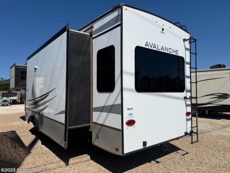 Contact us now about this 2022 Keystone Avalanche 322RL! 2022 Avalanche 322RL by Keystone from Buddy's RV in Cleburne, Texas