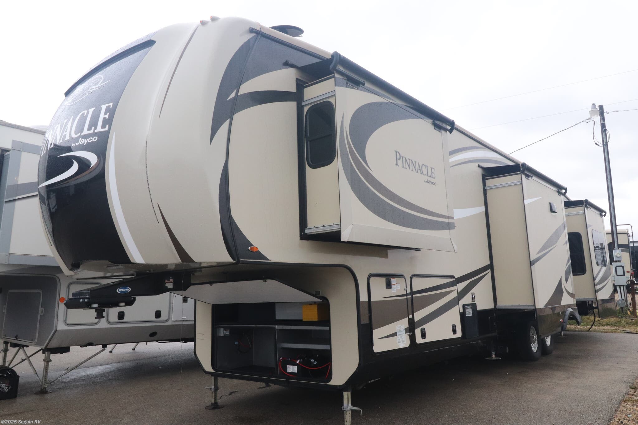 Email now about this 2017 Jayco Pinnacle 38REFS! Used 2017 Jayco Pinnacle 38REFS available in Seguin, Texas