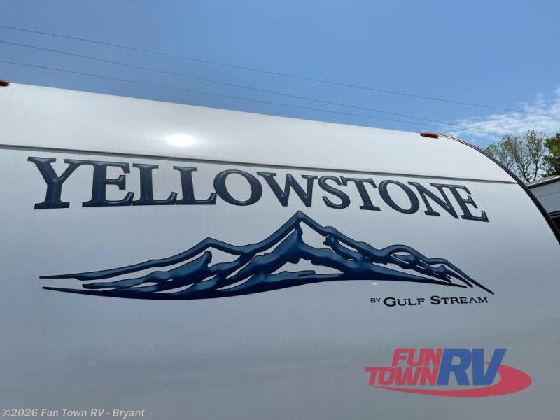 Call now about this 2025 Gulf Stream Yellowstone Classic 26BHG! 2025 Gulf Stream Yellowstone Classic 26BHG - New Travel Trailer For Sale by Fun Town RV - Bryant in Bryant, Arkansas