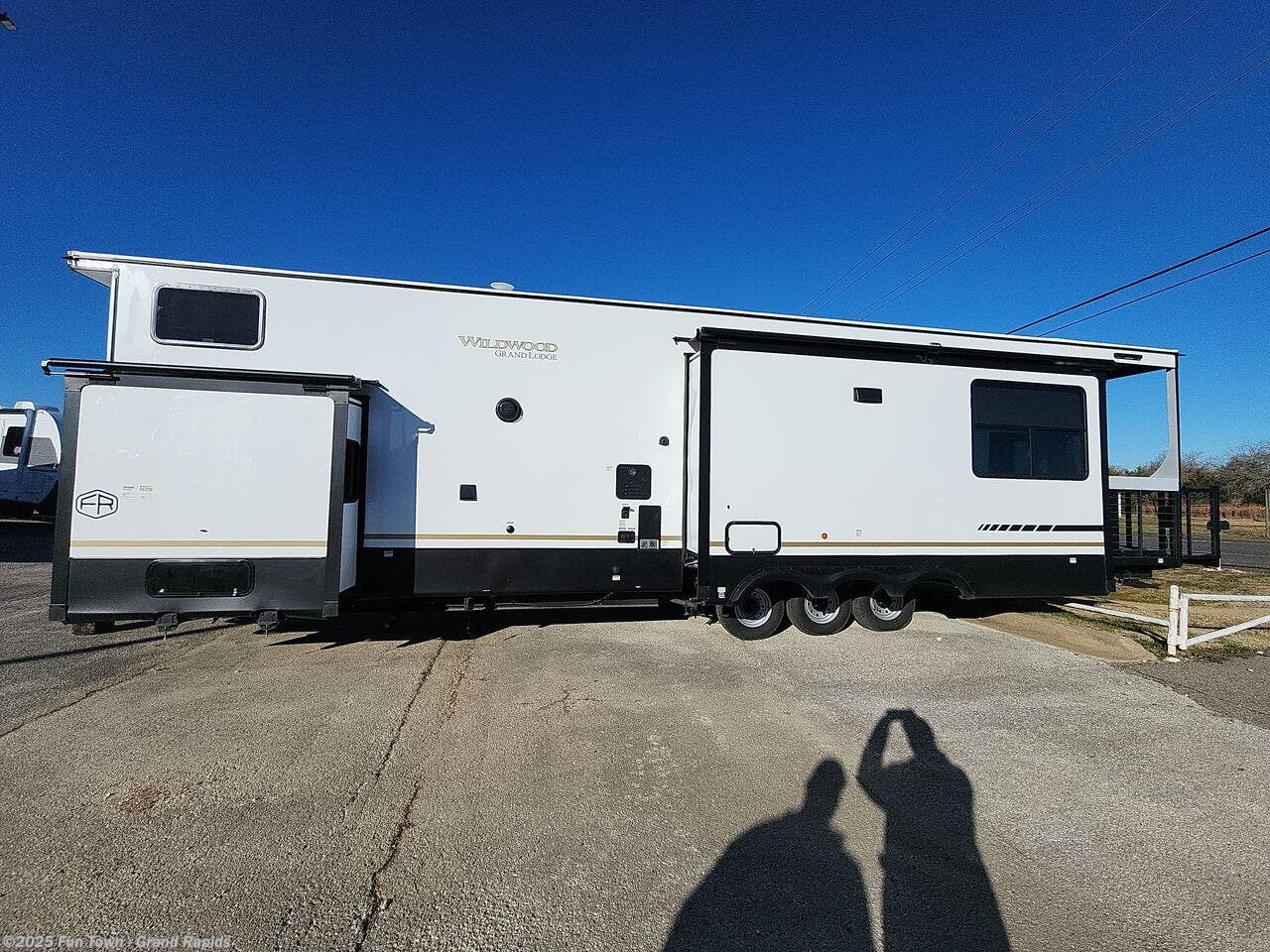 Contact us now about this 2025 Forest River Wildwood Grand Lodge 42VERANDA! 2025 Wildwood Grand Lodge 42VERANDA by Forest River from Fun Town - Grand Rapids in Rockford, Michigan