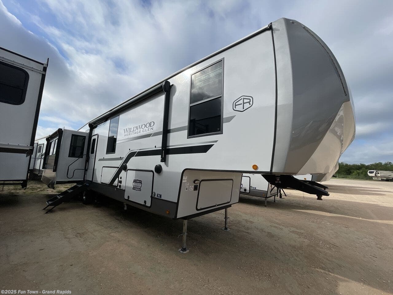 Call now about this 2026 Forest River Wildwood Heritage Glen 369BL! 2026 Forest River Wildwood Heritage Glen 369BL - New Fifth Wheel For Sale by Fun Town - Grand Rapids in Rockford, Michigan