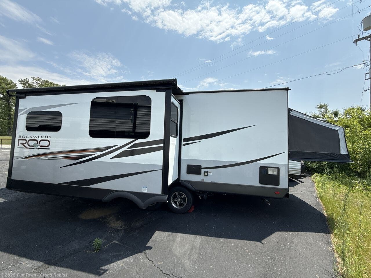 Contact us now about this 2021 Forest River Rockwood Roo 23IKSS! 2021 Rockwood Roo 23IKSS by Forest River from Fun Town - Grand Rapids in Rockford, Michigan