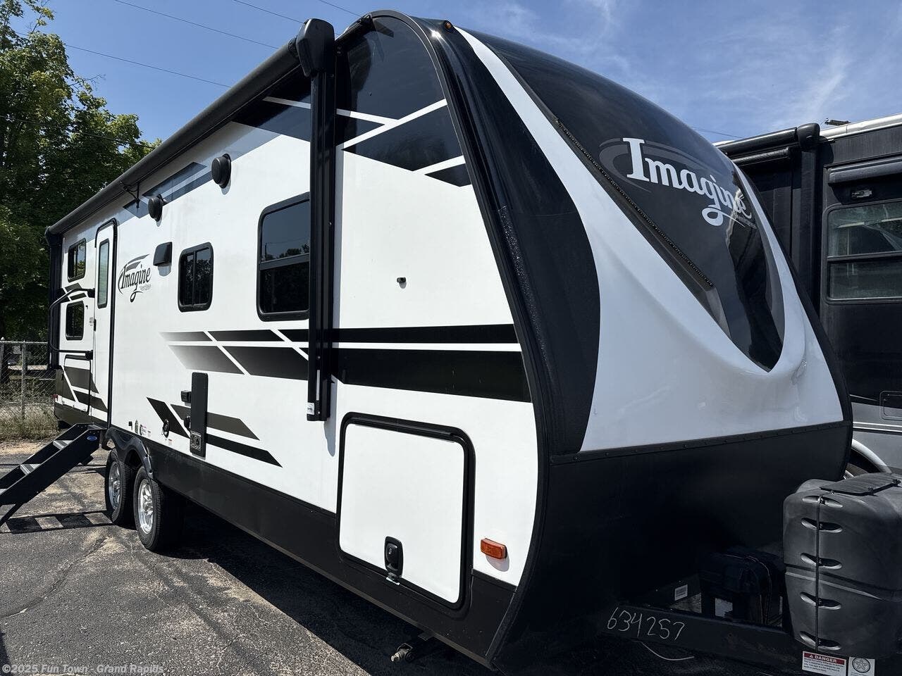 Call now about this 2022 Grand Design GRAND DESIGN 2400BH! 2022 Grand Design GRAND DESIGN 2400BH - Used Travel Trailer For Sale by Fun Town - Grand Rapids in Rockford, Michigan