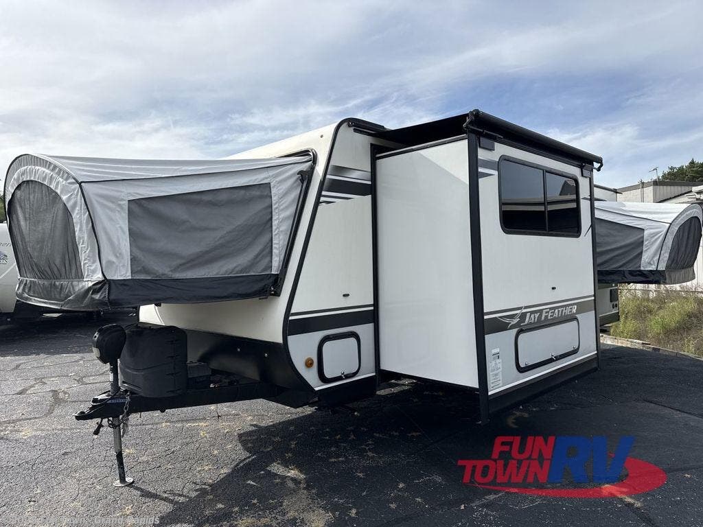 Call now about this 2021 Jayco Jay Feather X23E! 2021 Jayco Jay Feather X23E - Used Popup For Sale by Fun Town - Grand Rapids in Rockford, Michigan