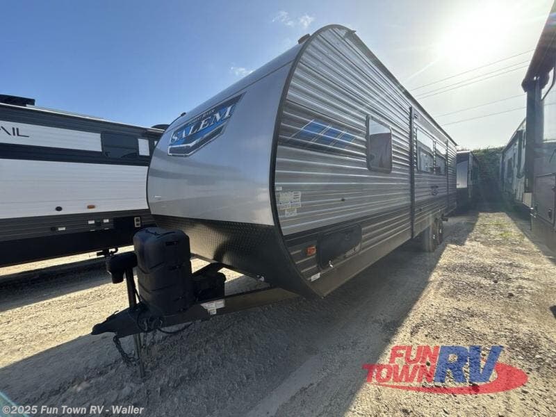 Call now about this 2022 Forest River Salem 26DBUD! 2022 Forest River Salem 26DBUD - Used Travel Trailer For Sale by Fun Town RV - Waller in Waller, Texas