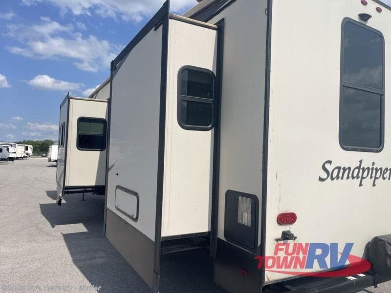 Contact us now about this 2021 Forest River Sandpiper 38FKOK! 2021 Sandpiper 38FKOK by Forest River from Fun Town RV - Waller in Waller, Texas