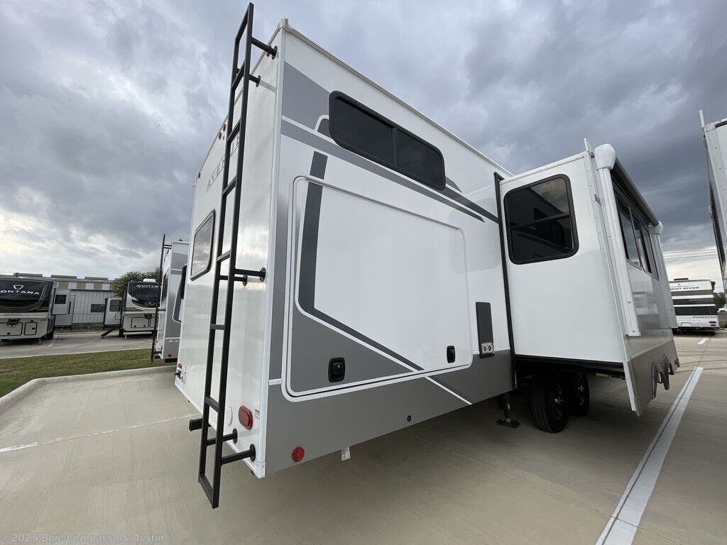 Contact us now about this 2026 Alliance RV Avenue 333BH! 2026 Avenue 333BH by Alliance RV from Blue Compass RV Austin in Buda, Texas