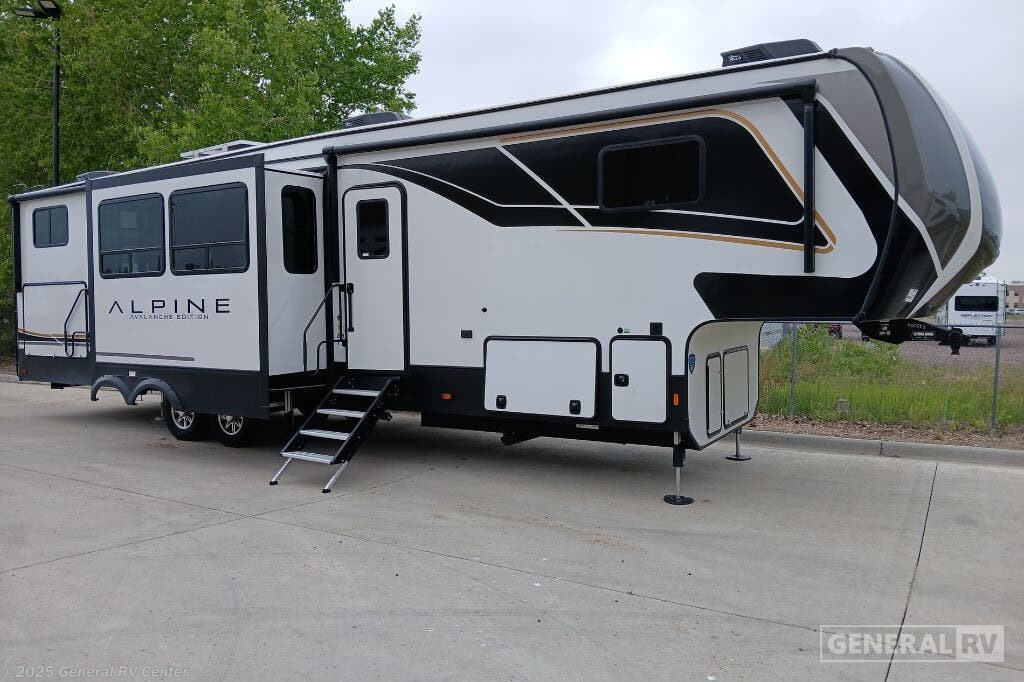 Email now about this 2025 Keystone Avalanche 378BH! New 2025 Keystone Avalanche 378BH available in Longmont, Colorado
