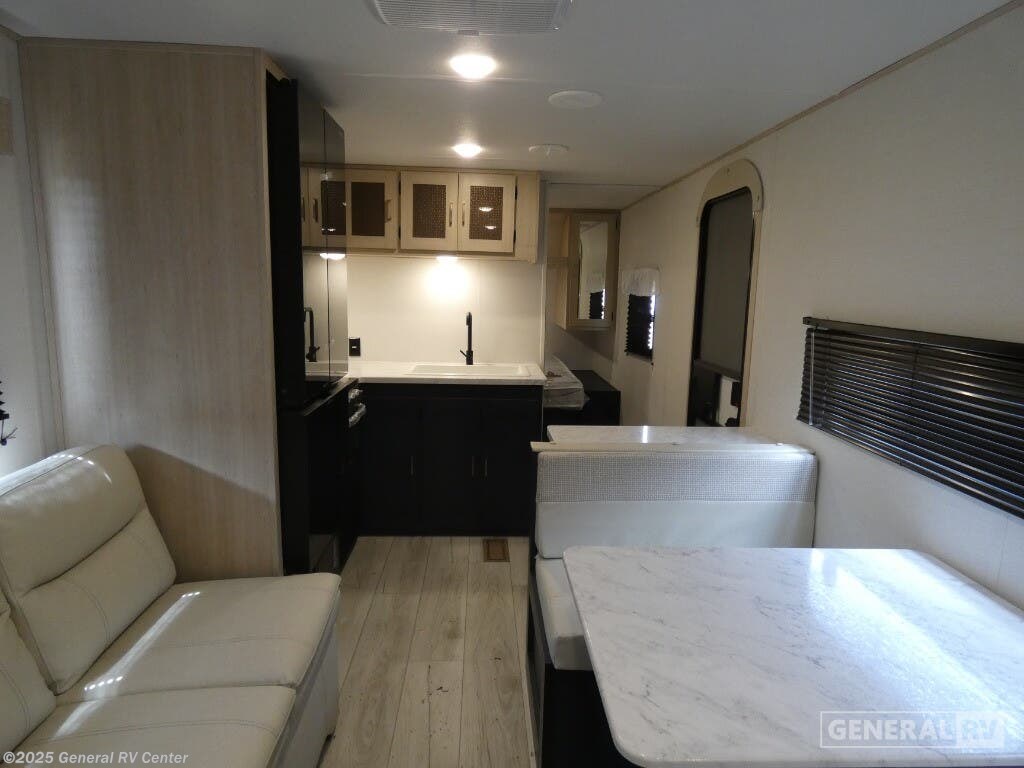 New 2025 Prime Time Avenger 25BKLE available in Longmont, Colorado