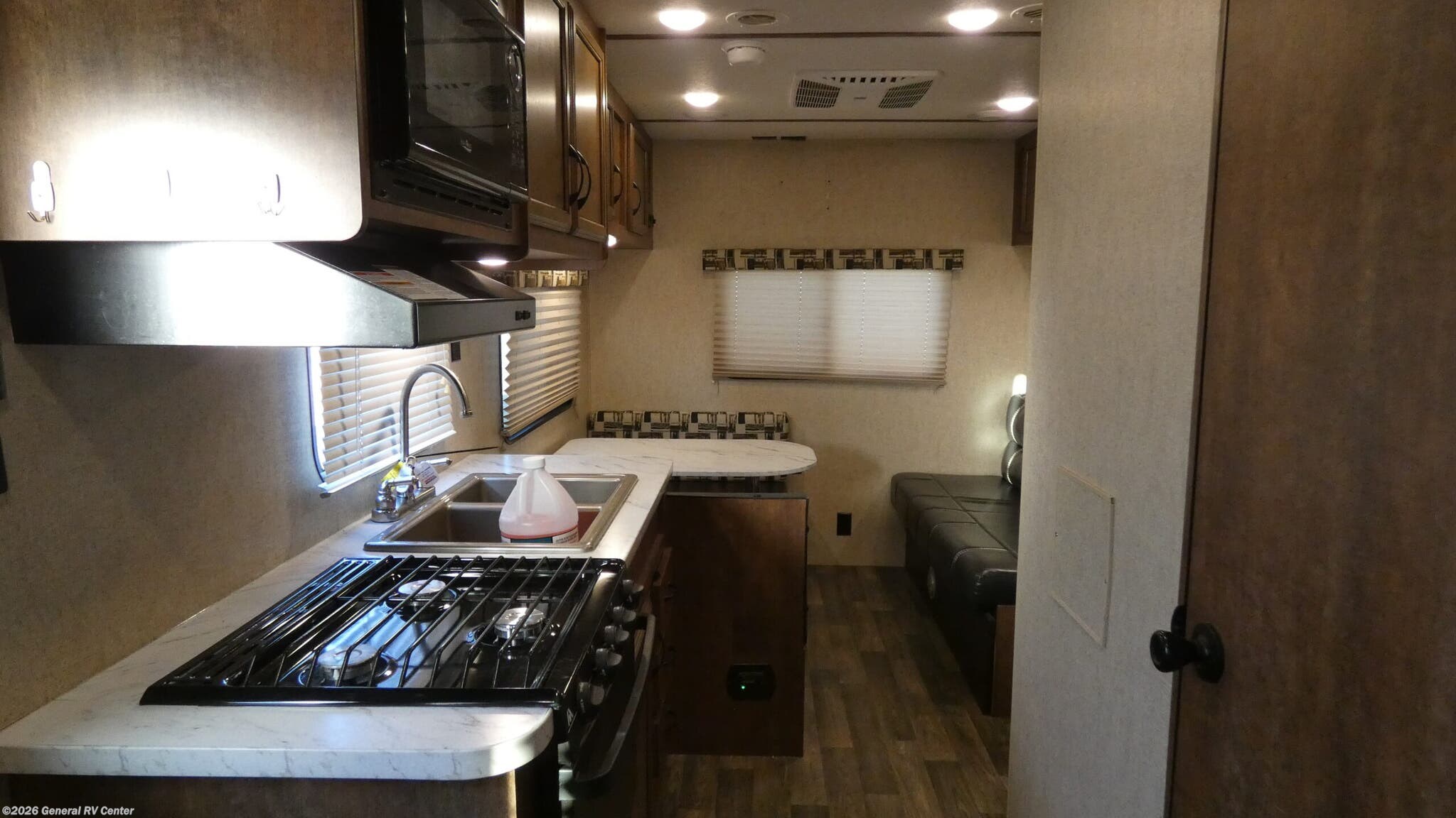 Call now about this 2018 Starcraft Autumn Ridge Outfitter 21FB! 2018 Starcraft Autumn Ridge Outfitter 21FB - Used Travel Trailer For Sale by General RV Center in Longmont, Colorado