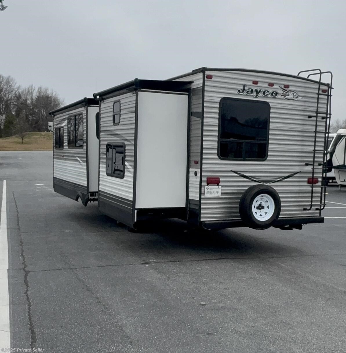 Call now about this 2016 Jayco Jay Flight 32BHDS! 2016 Jayco Jay Flight 32BHDS - Used Travel Trailer For Sale by For Sale By Owner in Greenville, South Carolina