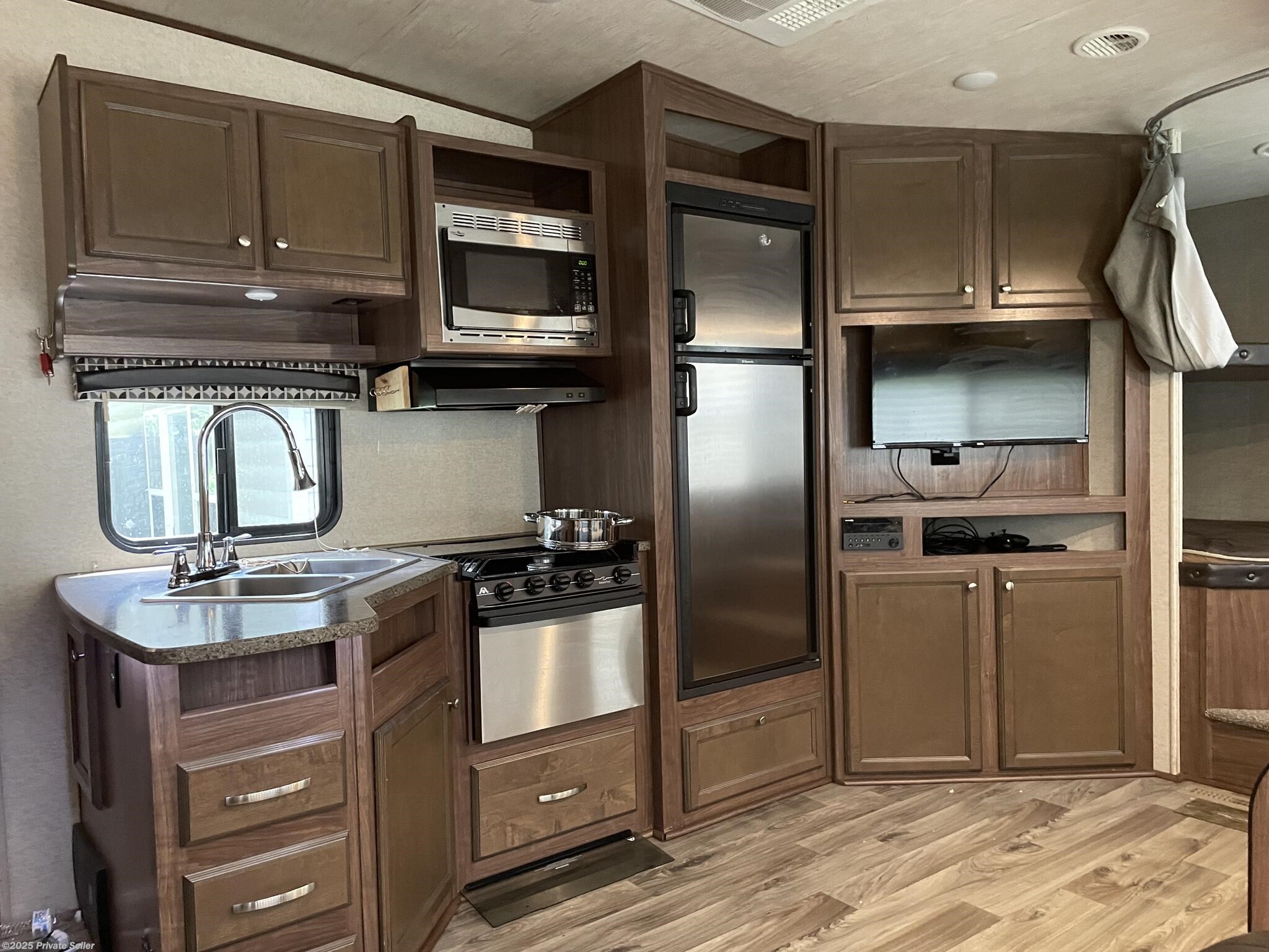 Email now about this 2018 Heartland Pioneer front bed w slide, mid bath, mid living w slide,! Used 2018 Heartland Pioneer front bed w slide, mid bath, mid living w slide, available in Moores Hill, Indiana