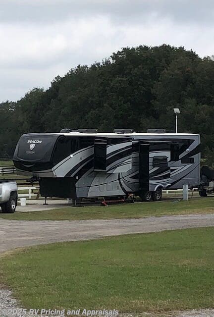 Call now about this 2022 Vanleigh Beacon 41 LKB- Located in Eddyville, Kentucky! 2022 Vanleigh Beacon 41 LKB- Located in Eddyville, Kentucky - Used Fifth Wheel For Sale by RV Pricing and Appraisals in , Florida