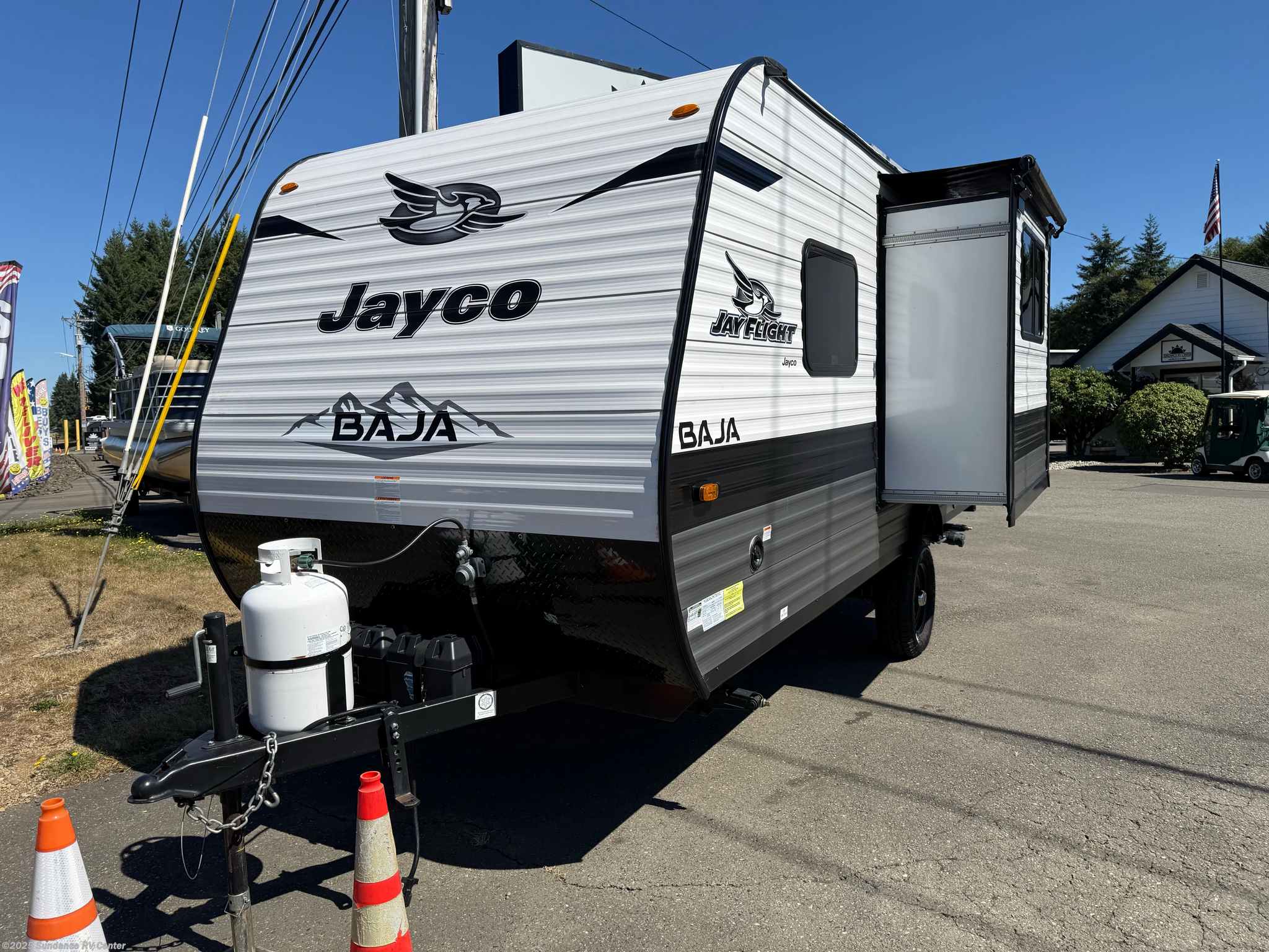 Call now about this 2022 Jayco Jay Flight SLX 7 183RB! 2022 Jayco Jay Flight SLX 7 183RB - Used Travel Trailer For Sale by Sundance RV Center in Shelton, Washington features Exterior Speakers, Toilet, Water Heater, Booth Dinette, Refrigerator